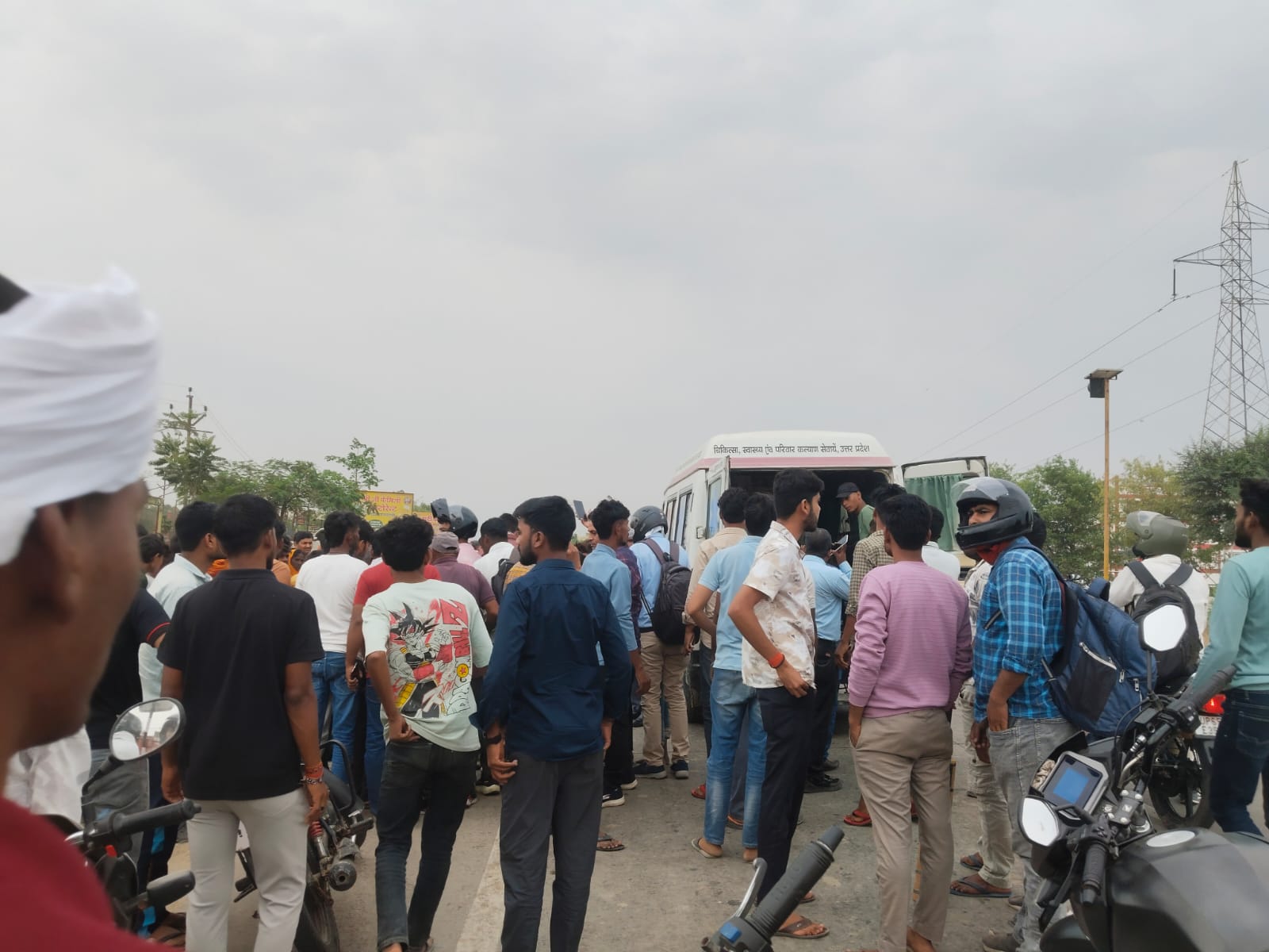 बहादुरपुर कट के पास सड़क हादसा, बाइक सवार तीन लोग गंभीर रूप से घायल, एक की मौत