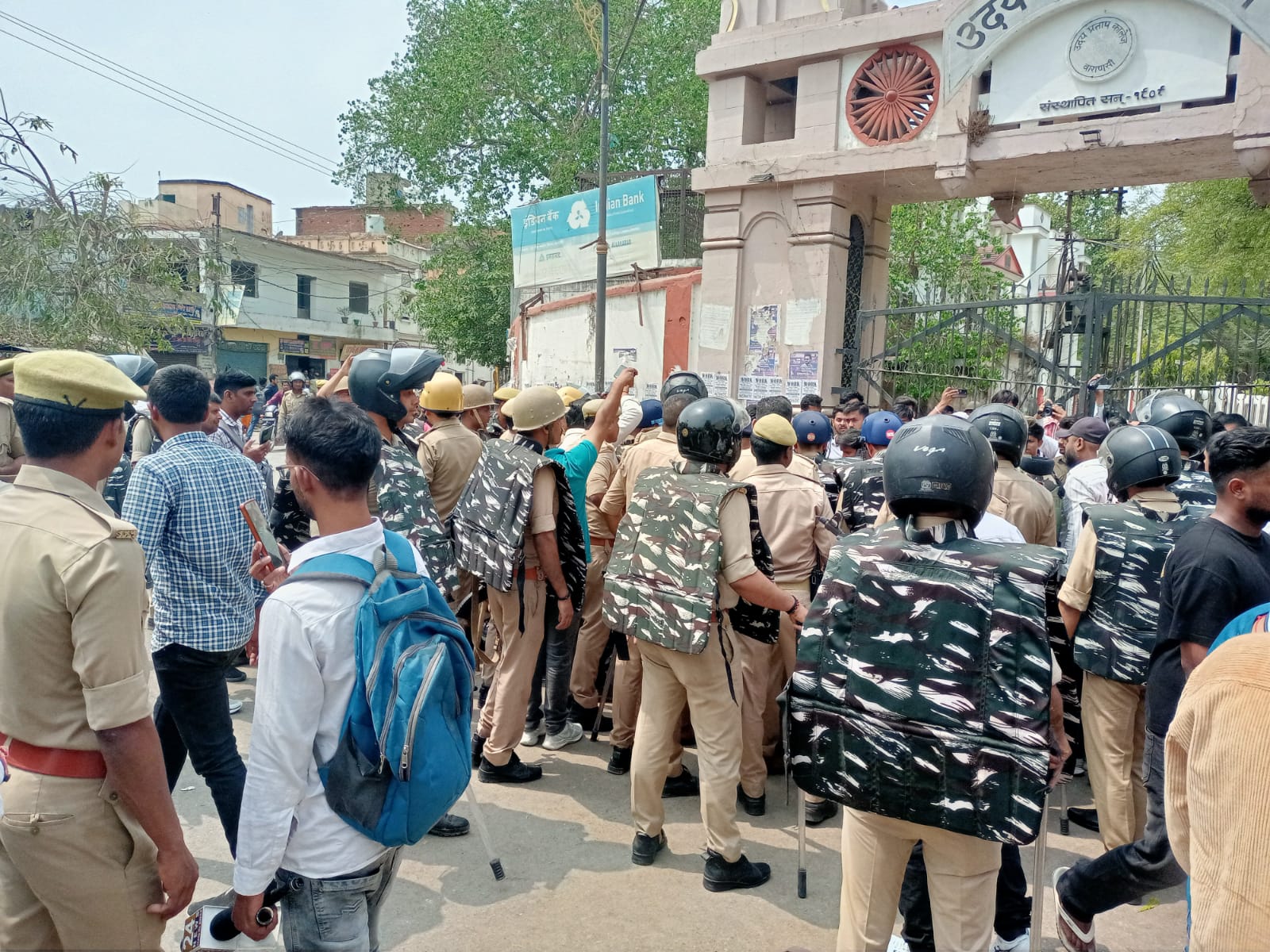 यूपी कॉलेज कैंपस में छात्र पर ताबड़तोड़ फायरिंग