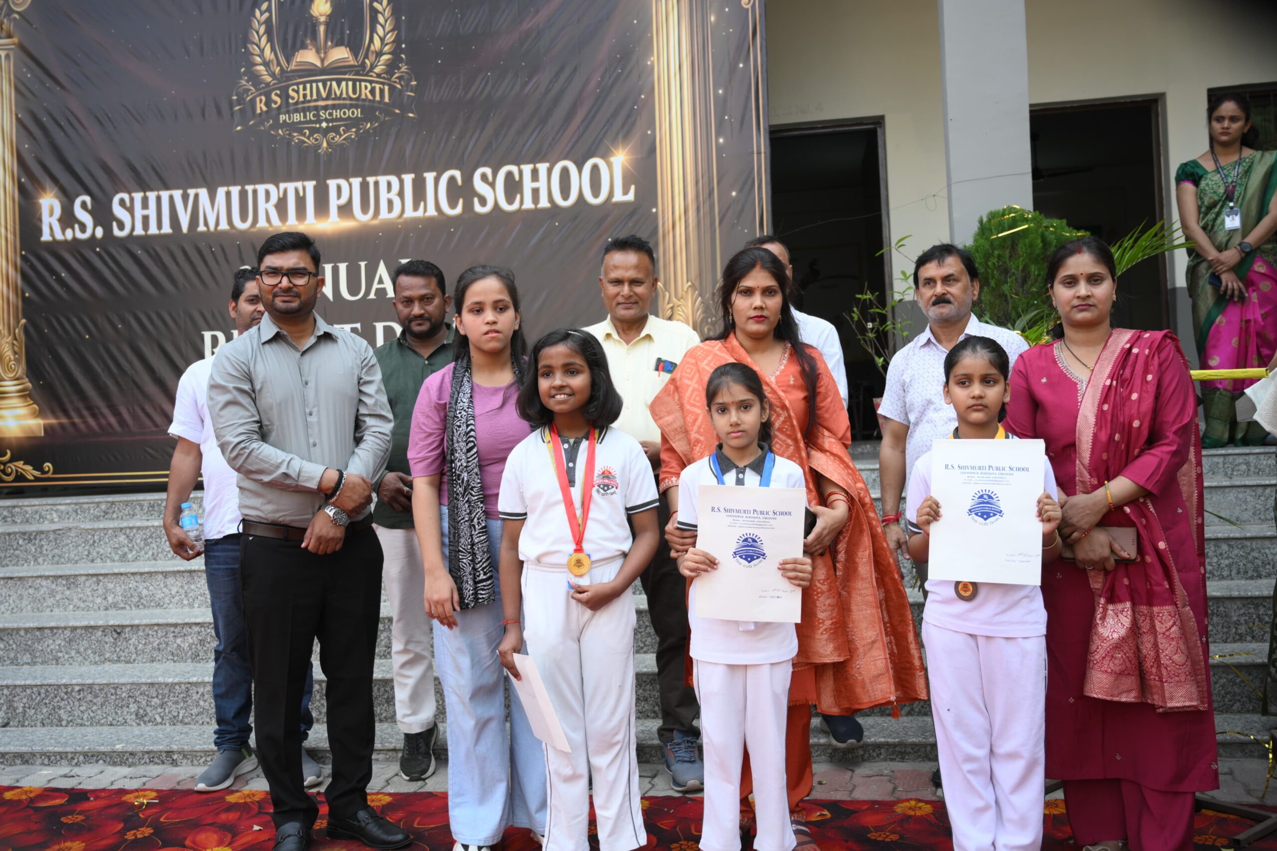 आर. एस. शिवमूर्ति पब्लिक स्कूल में धूमधाम से मनाया गया वार्षिक रिजल्ट डे, बच्चों को मेडल पहनाकर किया सम्मानित