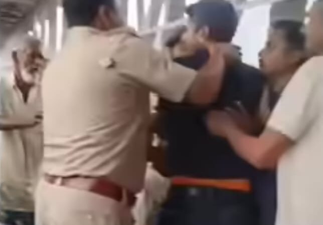 कटिहार रेलवे स्टेशन पर उत्पाद विभाग और जीआरपी के बीच हिंसक झड़प, सिपाही गंभीर