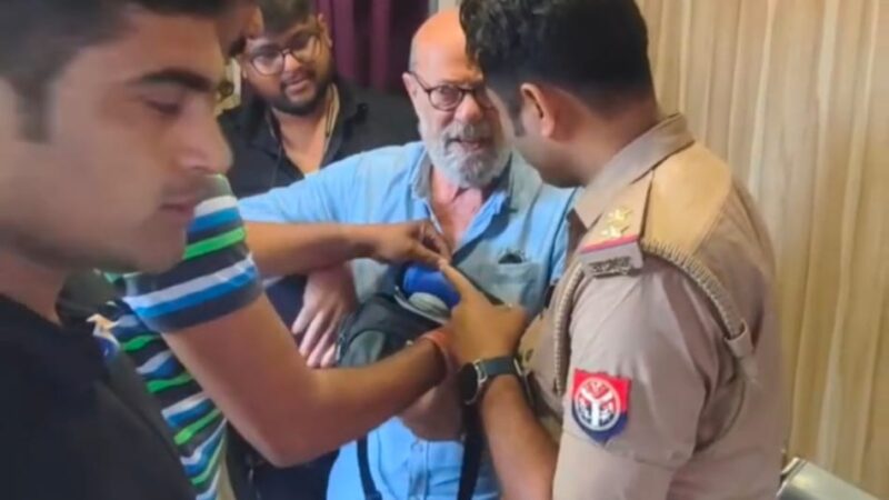 मां कुष्मांडा मंदिर में विदेशी पर्यटक का खोया हुआ कैमरा चंद मिनटों में बरामद