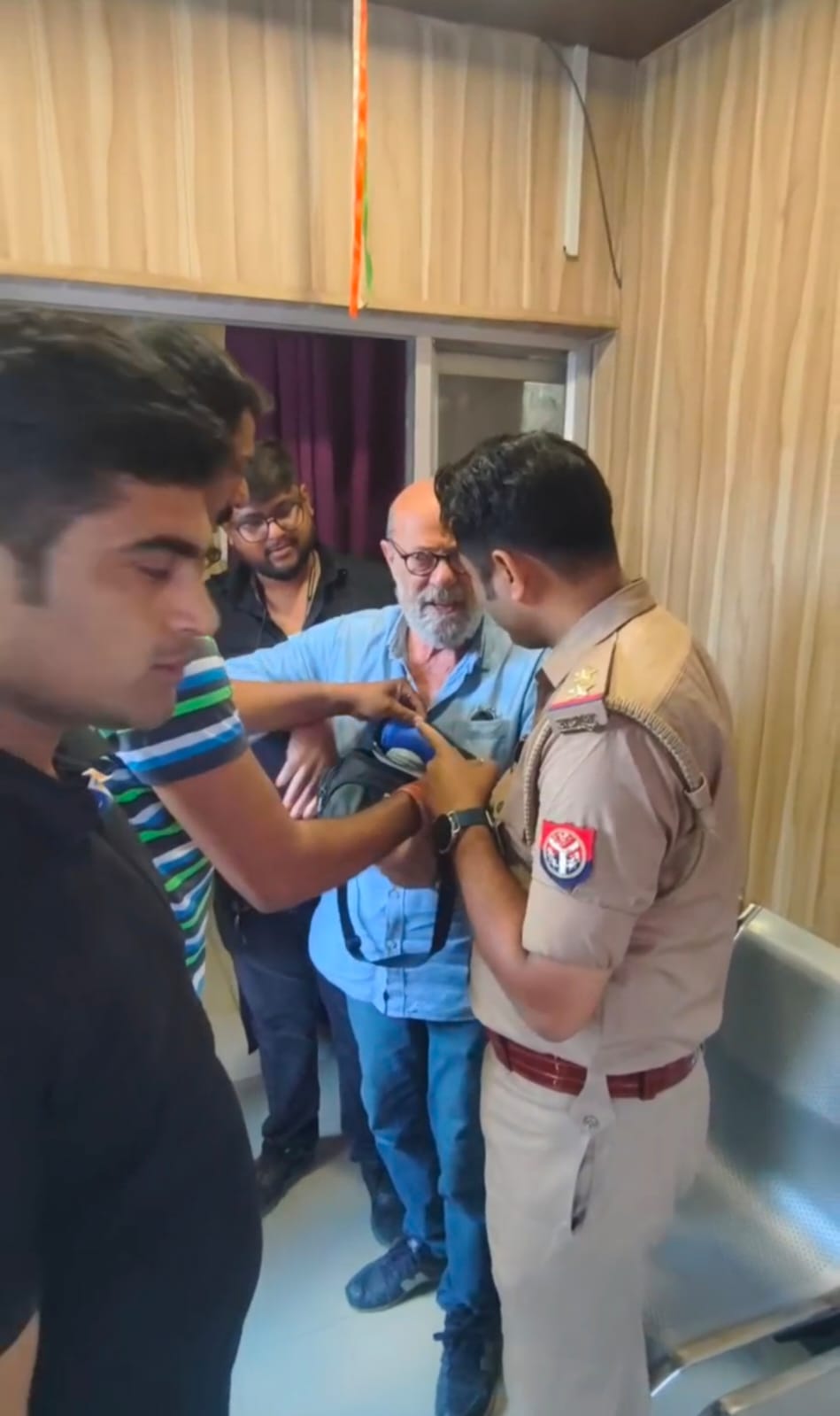 मां कुष्मांडा मंदिर में विदेशी पर्यटक का खोया हुआ कैमरा चंद मिनटों में बरामद