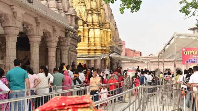 काशी विश्वनाथ धाम से मां श्रृंगार गौरी और  माता विशालाक्षी के दरबार में भेजी गई  श्रृंगार सामग्री