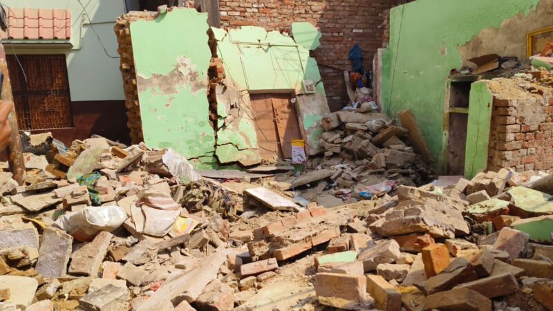 वाराणसी : गैस सिलेंडर फटने से  भाई-बहन की मौत, मकान ढहा, कई घायल