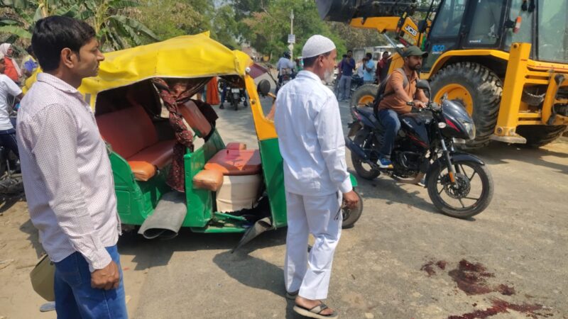 चौबेपुर में जेसीबी और ऑटो की भीषण टक्कर, छह लोग घायल