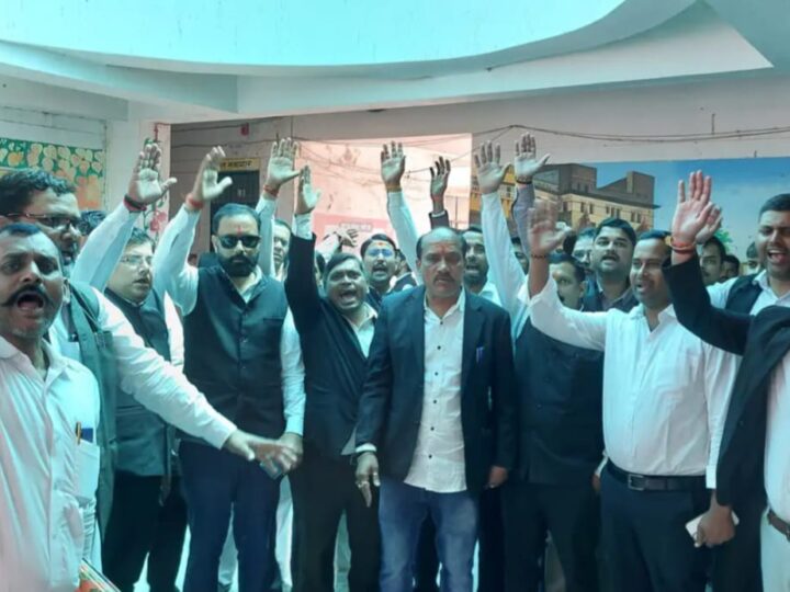 राजातालाब : तहसील बार एसोसिएशन के पूर्व अध्यक्ष पर फर्जी मुकदमे का जोरदार विरोध