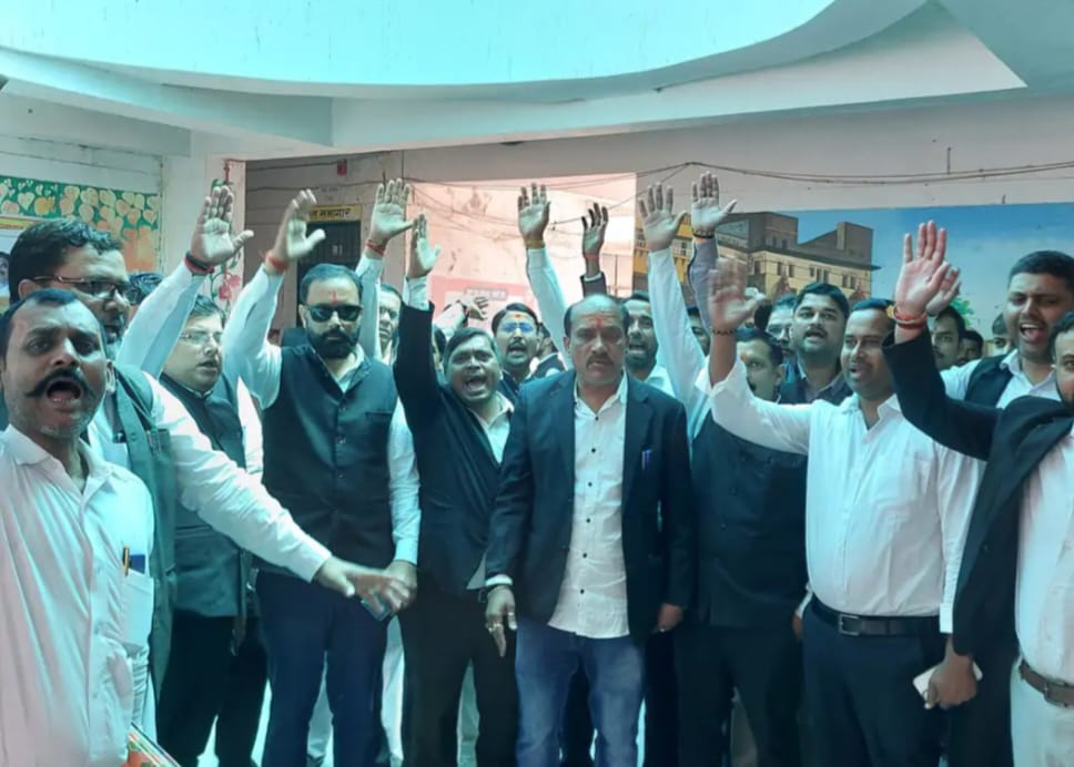राजातालाब : तहसील बार एसोसिएशन के पूर्व अध्यक्ष पर फर्जी मुकदमे का जोरदार विरोध