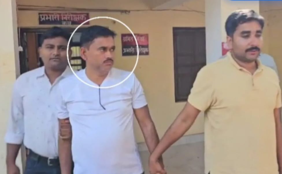 मिर्जापुर : बाणसागर जेई बिल पास कराने के नाम पर एक लाख रिश्वत लेते रंगे हाथों गिरफ्तार