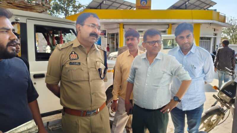 अफवाह से मचा हड़कंप : अवध में पेट्रोल पंपों पर भगदड़, कई जगह ‘तेल खत्म’ के बोर्ड लगे