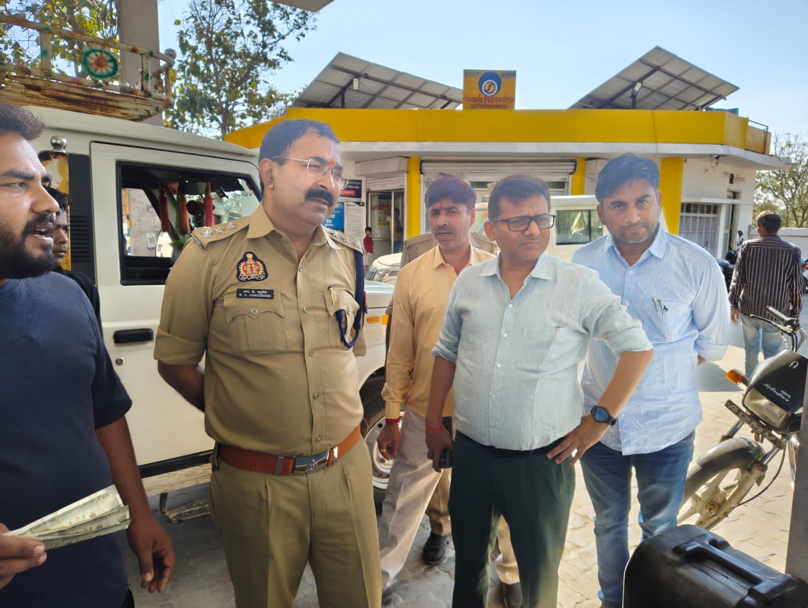 अफवाह से मचा हड़कंप : अवध में पेट्रोल पंपों पर भगदड़, कई जगह ‘तेल खत्म’ के बोर्ड लगे