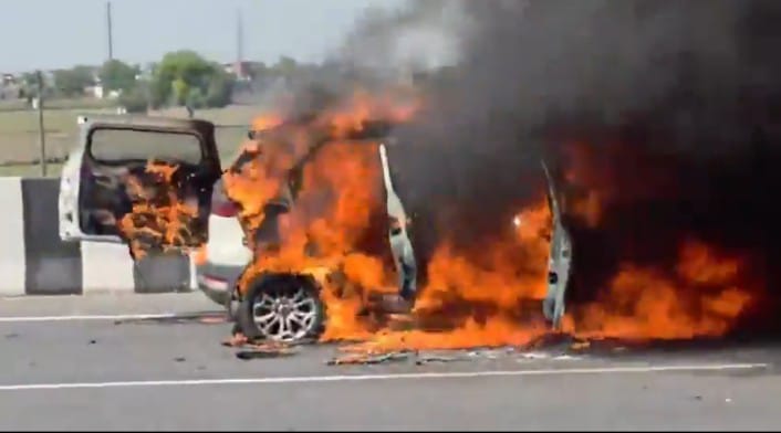 हापुड़ : चलती फोर्ड ईकोस्पोर्ट कार बनी आग का गोला