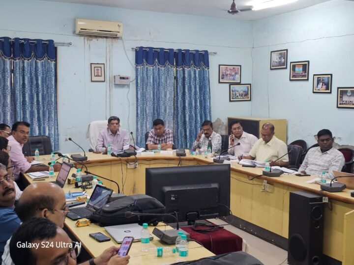 मंडल स्वास्थ्य समीक्षा बैठक में सभी जनपदों को टॉप-20 रैंक में लाने के सख्त निर्देश