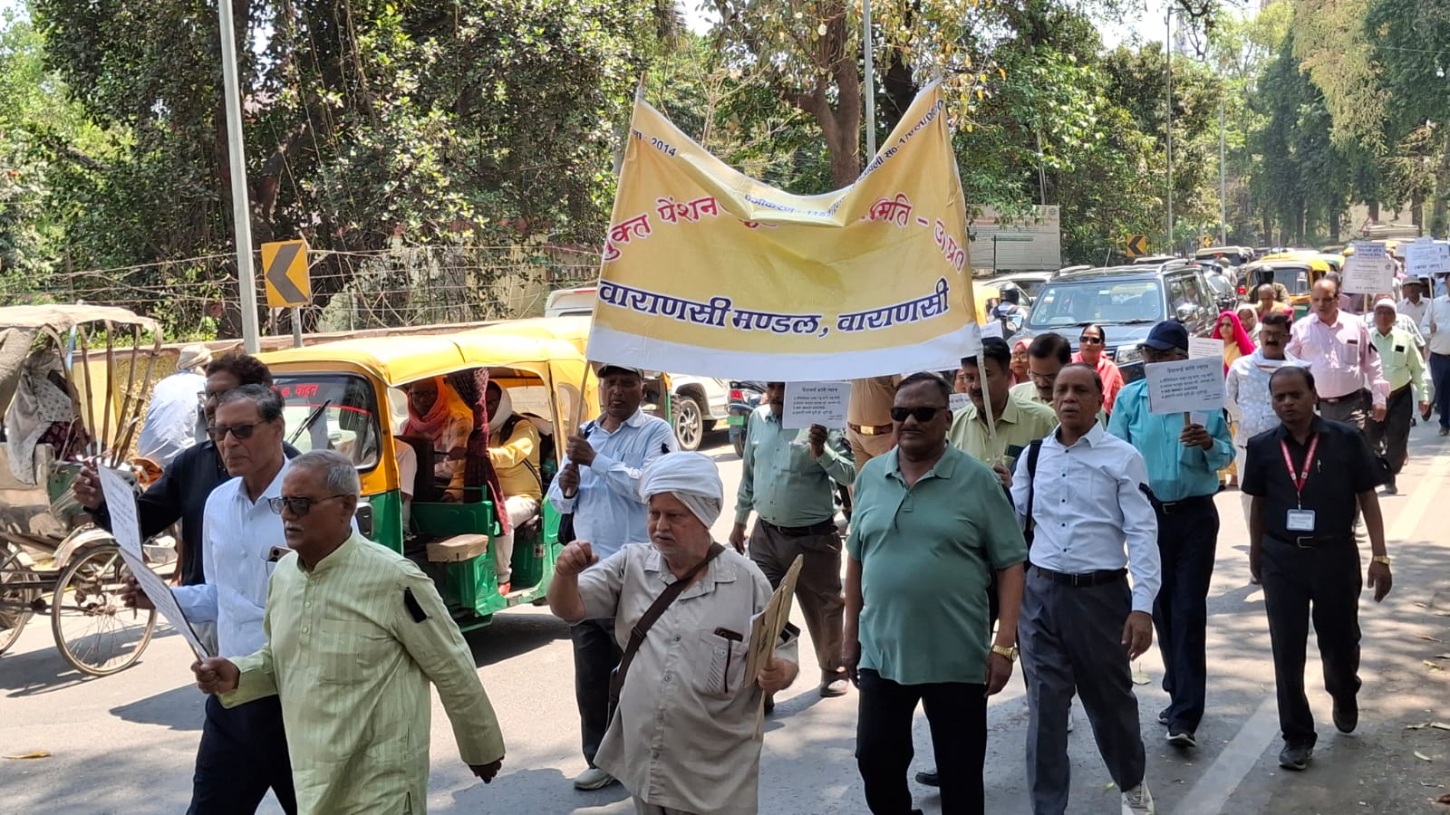 वाराणसी में पेंशनर्स का काला दिवस, वैलिडेशन एक्ट 2025 के विरोध में प्रदर्शन
