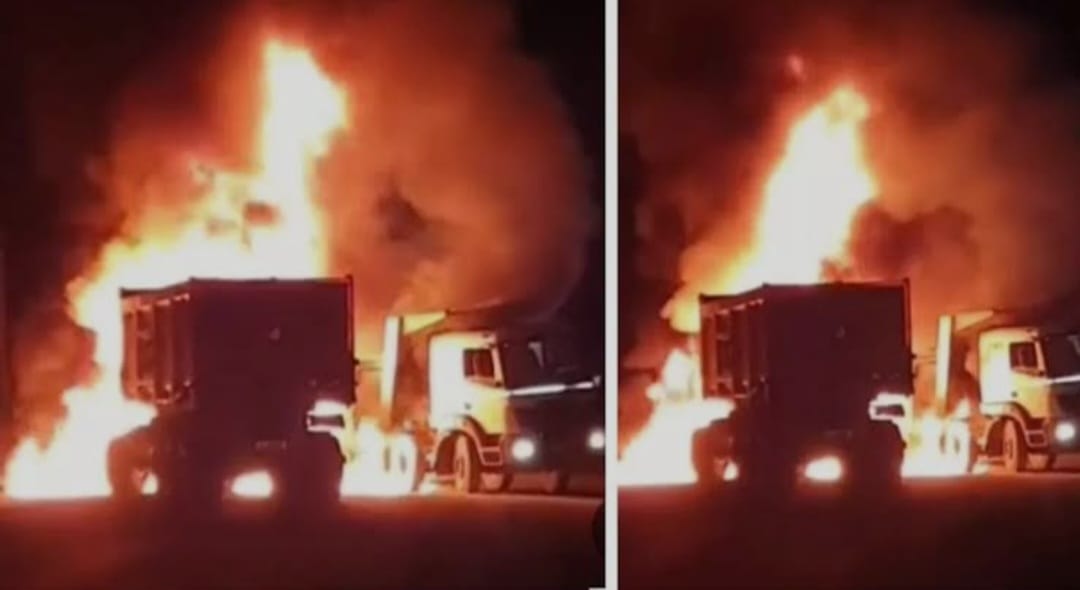 महोबा-बांदा हाईवे पर दो ट्रकों में भीषण टक्कर