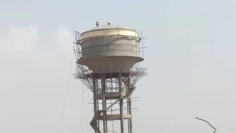 हाई वोल्टेज ड्रामा: 15 साल की नाबालिग लड़की ने प्रेमी से शादी की जिद में 200 फीट ऊंची पानी की टंकी पर चढ़कर दी जान देने की धमकी