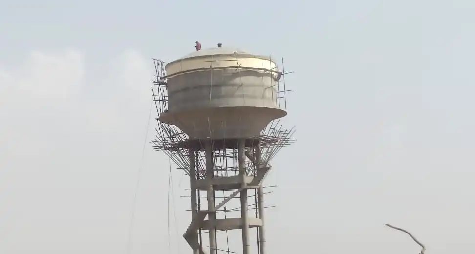 हाई वोल्टेज ड्रामा: 15 साल की नाबालिग लड़की ने प्रेमी से शादी की जिद में 200 फीट ऊंची पानी की टंकी पर चढ़कर दी जान देने की धमकी