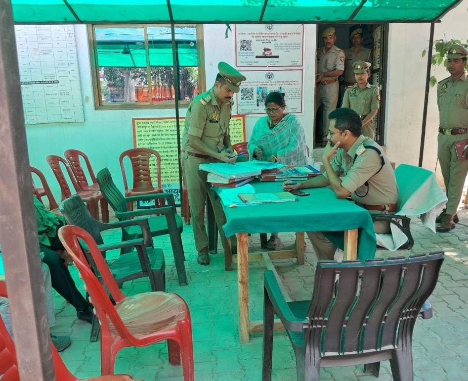 बड़ागांव थाने में डीसीपी ने सुनी जनता की समस्याएं, दिए त्वरित समाधान के निर्देश