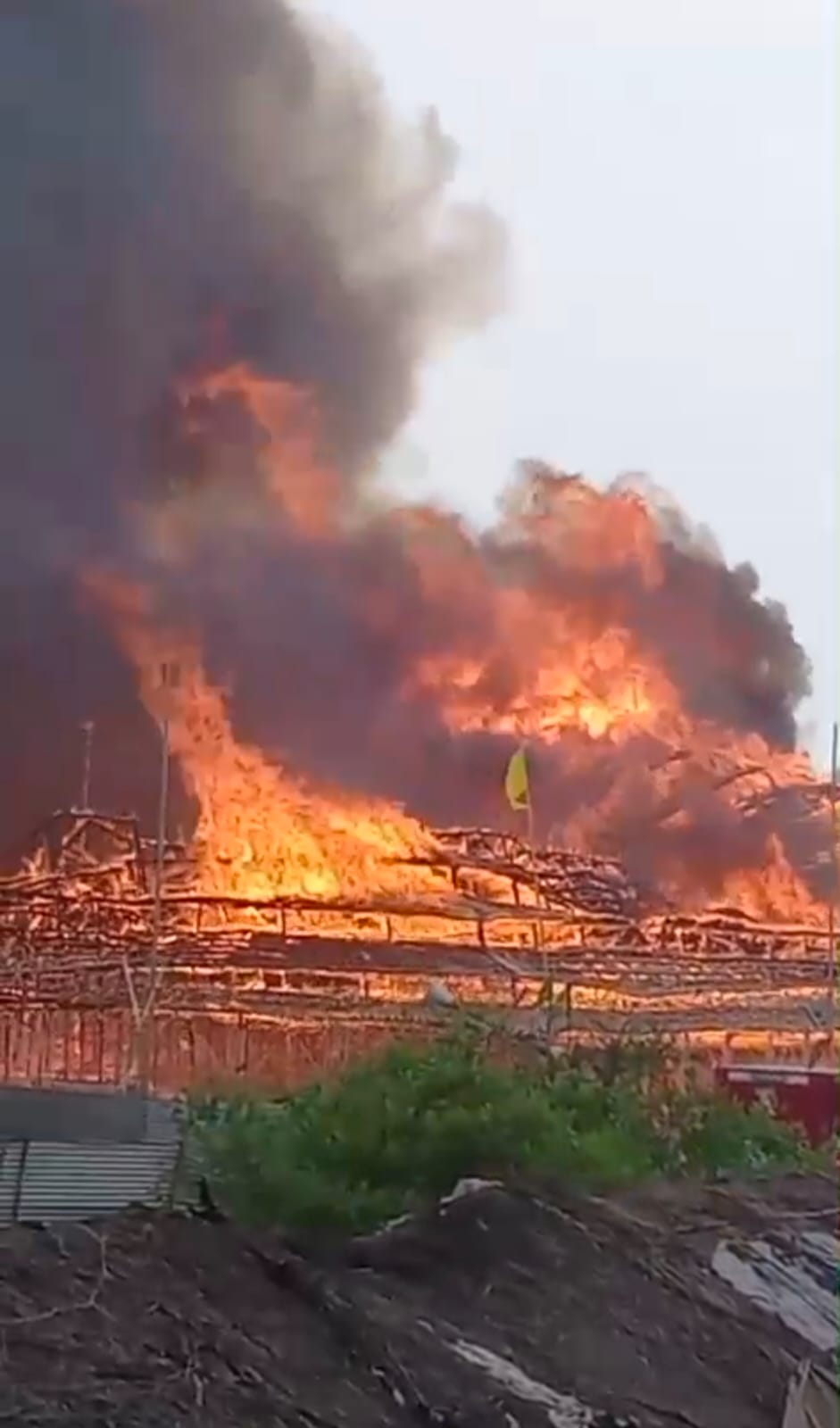 अयोध्या के राजघाट पर श्री लक्ष्मी नारायण महायज्ञ के अंतिम दिन भीषण आग: पंडाल जलकर खाक, कोई जनहानि नहीं