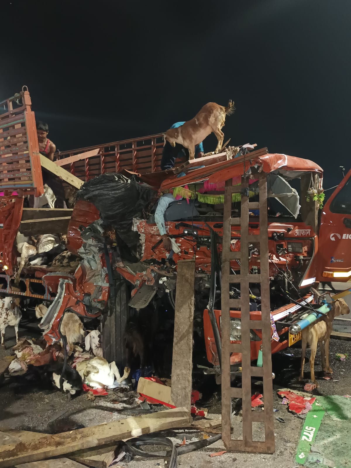 मिर्जामुराद में पुलिस के दौड़ाते ही ट्रेलर में घुसी बकरी लदी डीसीएम, चालक की मौत…