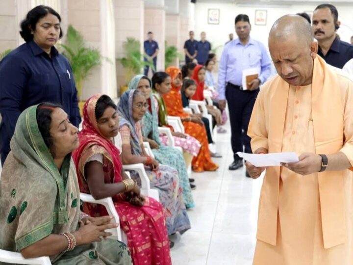 सीएम योगी ने जनता दर्शन में सुनी हजारों फरियादियों की समस्याएं