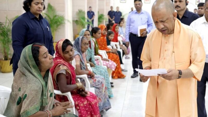 सीएम योगी ने जनता दर्शन में सुनी हजारों फरियादियों की समस्याएं