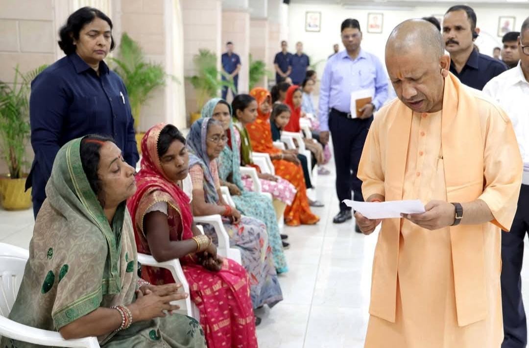 सीएम योगी ने जनता दर्शन में सुनी हजारों फरियादियों की समस्याएं