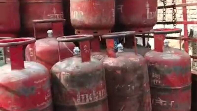 अवैध गैस रिफिलिंग का भंडाफोड़, दो वाहन जब्त