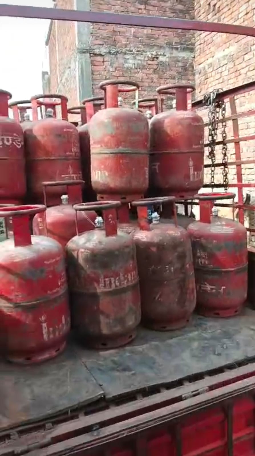 अवैध गैस रिफिलिंग का भंडाफोड़, दो वाहन जब्त