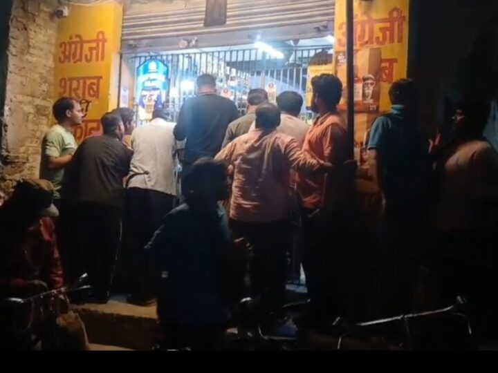 होलिका दहन से पूर्व शराब की दुकानों पर उमड़ी भीड़, शहर से लेकर ग्रामीण क्षेत्रों तक लंबी कतारें