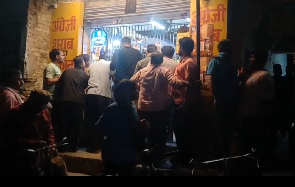 होलिका दहन से पूर्व शराब की दुकानों पर उमड़ी भीड़, शहर से लेकर ग्रामीण क्षेत्रों तक लंबी कतारें