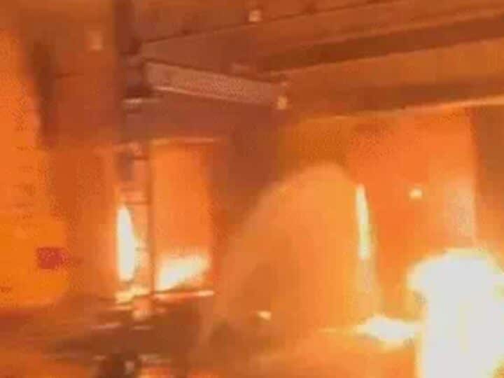 गाजियाबाद में पेंट फैक्ट्री में भीषण आग, 12 दमकल गाड़ियां मौके पर2 किमी दूर तक दिखाई दीं लपटें, केमिकल ड्रम फटने से मची अफरा-तफरी