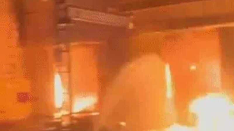 गाजियाबाद में पेंट फैक्ट्री में भीषण आग, 12 दमकल गाड़ियां मौके पर2 किमी दूर तक दिखाई दीं लपटें, केमिकल ड्रम फटने से मची अफरा-तफरी