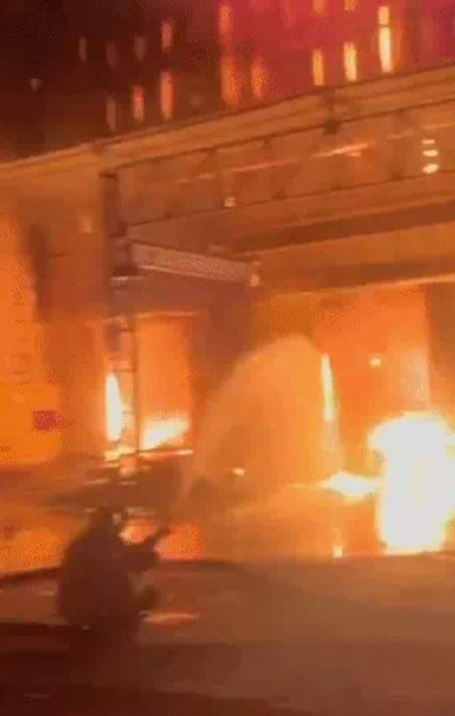 गाजियाबाद में पेंट फैक्ट्री में भीषण आग, 12 दमकल गाड़ियां मौके पर2 किमी दूर तक दिखाई दीं लपटें, केमिकल ड्रम फटने से मची अफरा-तफरी