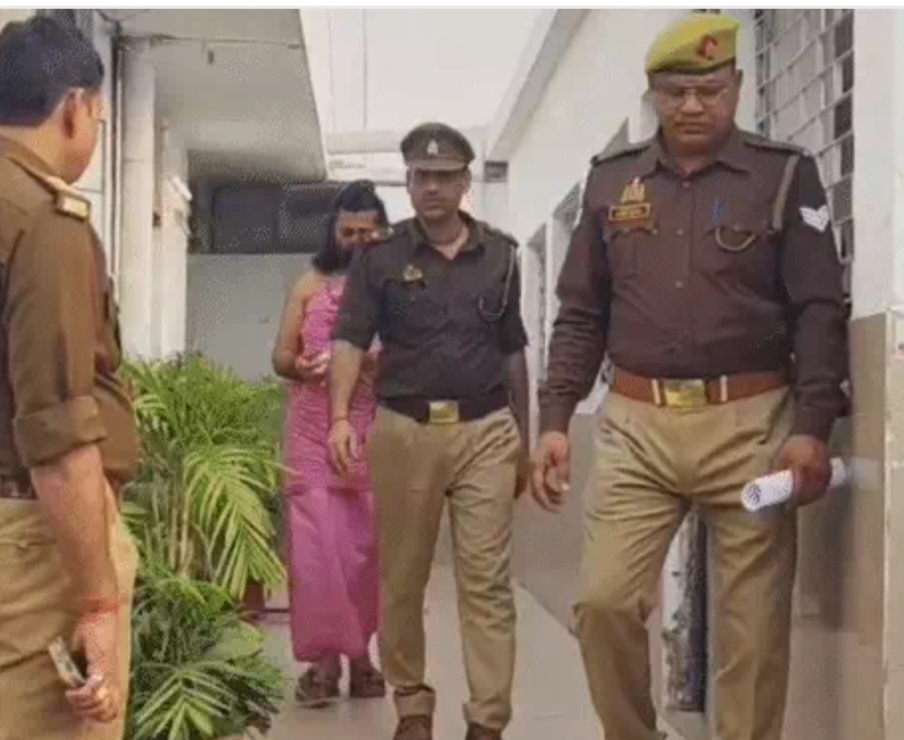 शंकराचार्य की यात्रा रोकने की मांग को लेकर पॉक्सो कोर्ट पहुंचे आशुतोष महाराज