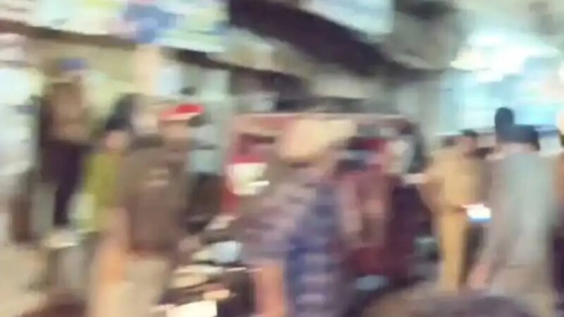 ई-रिक्शा से दुर्गंध आने पर मचा हड़कंप, बोरे में मिलीं पशुओं की हड्डियां; दो युवक हिरासत में