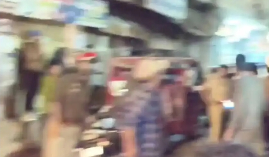 ई-रिक्शा से दुर्गंध आने पर मचा हड़कंप, बोरे में मिलीं पशुओं की हड्डियां; दो युवक हिरासत में