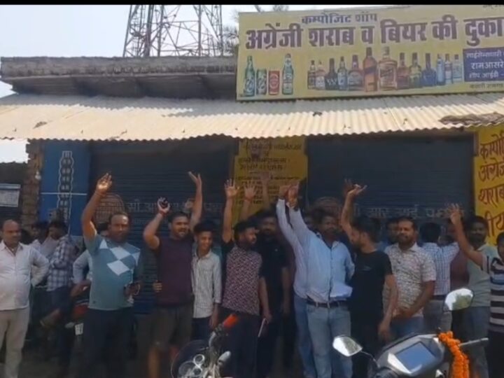 रामगढ़ में शराब की दुकानों के खिलाफ व्यापारियों का उग्र प्रदर्शन, अंग्रेजी-देसी शराब की दुकान कराई बंद