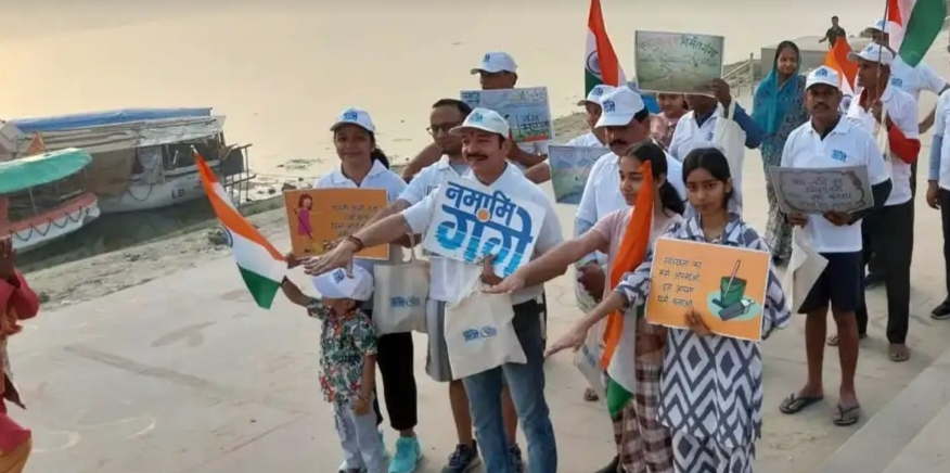 वाराणसी: सामने घाट पर गंगा सफाई से स्वच्छता पखवाड़े की शुरुआत