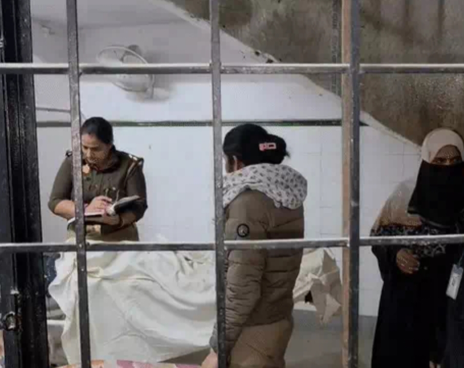 मामी से अफेयर के चलते पत्नी की हत्या, कारोबारी ने खुद को भी कैंची मारी