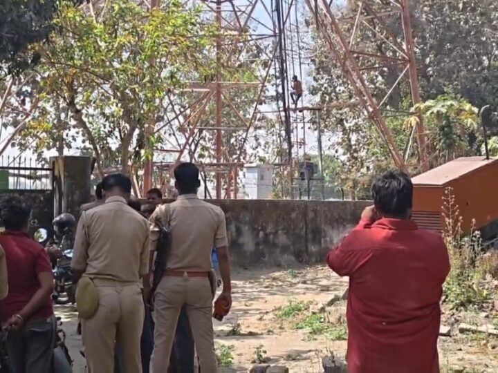 प्रेमिका से शादी की जिद पर टावर पर चढ़ा युवक, पुलिस ने एक घंटे बाद उतारा सुरक्षित