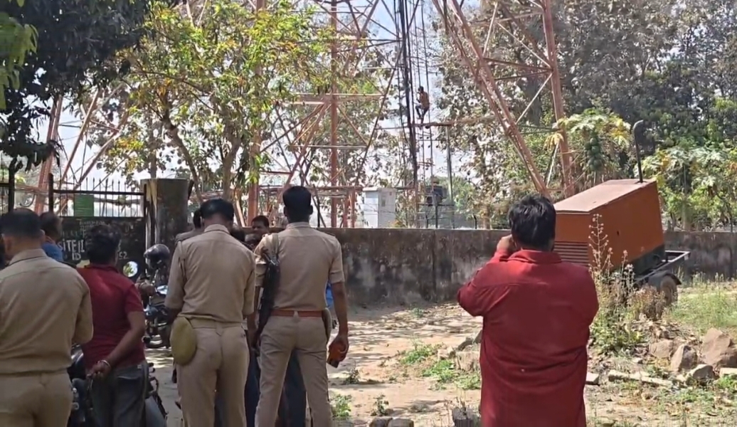 प्रेमिका से शादी की जिद पर टावर पर चढ़ा युवक, पुलिस ने एक घंटे बाद उतारा सुरक्षित