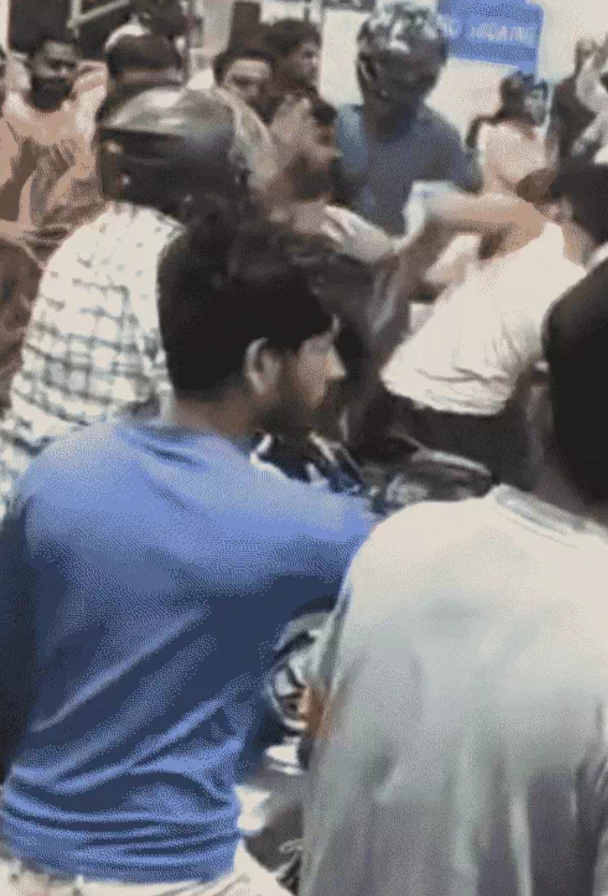 गोरखपुर में पेट्रोल को लेकर मारपीट, वीडियो वायरल