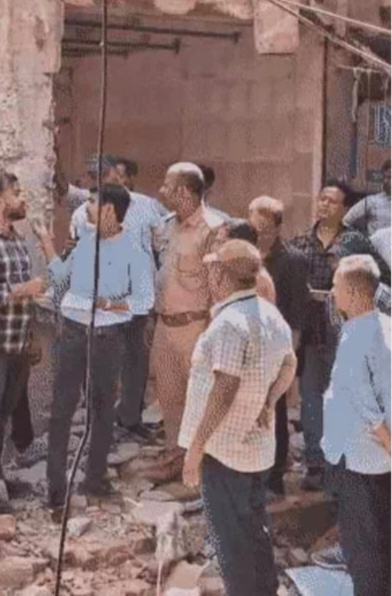 दालमंडी : सड़क चौड़ीकरण के लिए ध्वस्तीकरण अभियान जारी