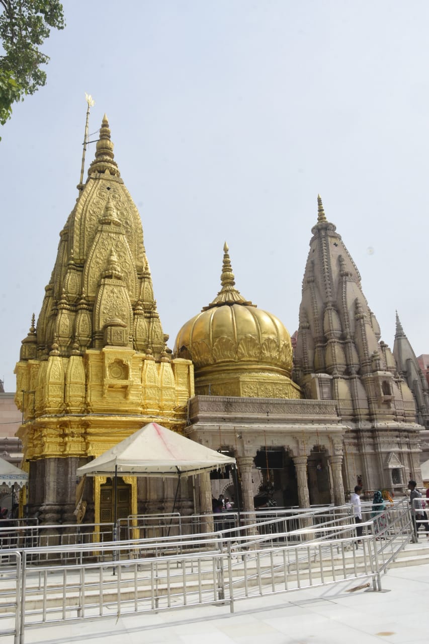काशी विश्वनाथ धाम में सुगम दर्शन के नाम पर अवैध वसूली करते  पुलिस ने 9 दलालों को रंगे हाथ किया गिरफ्तार