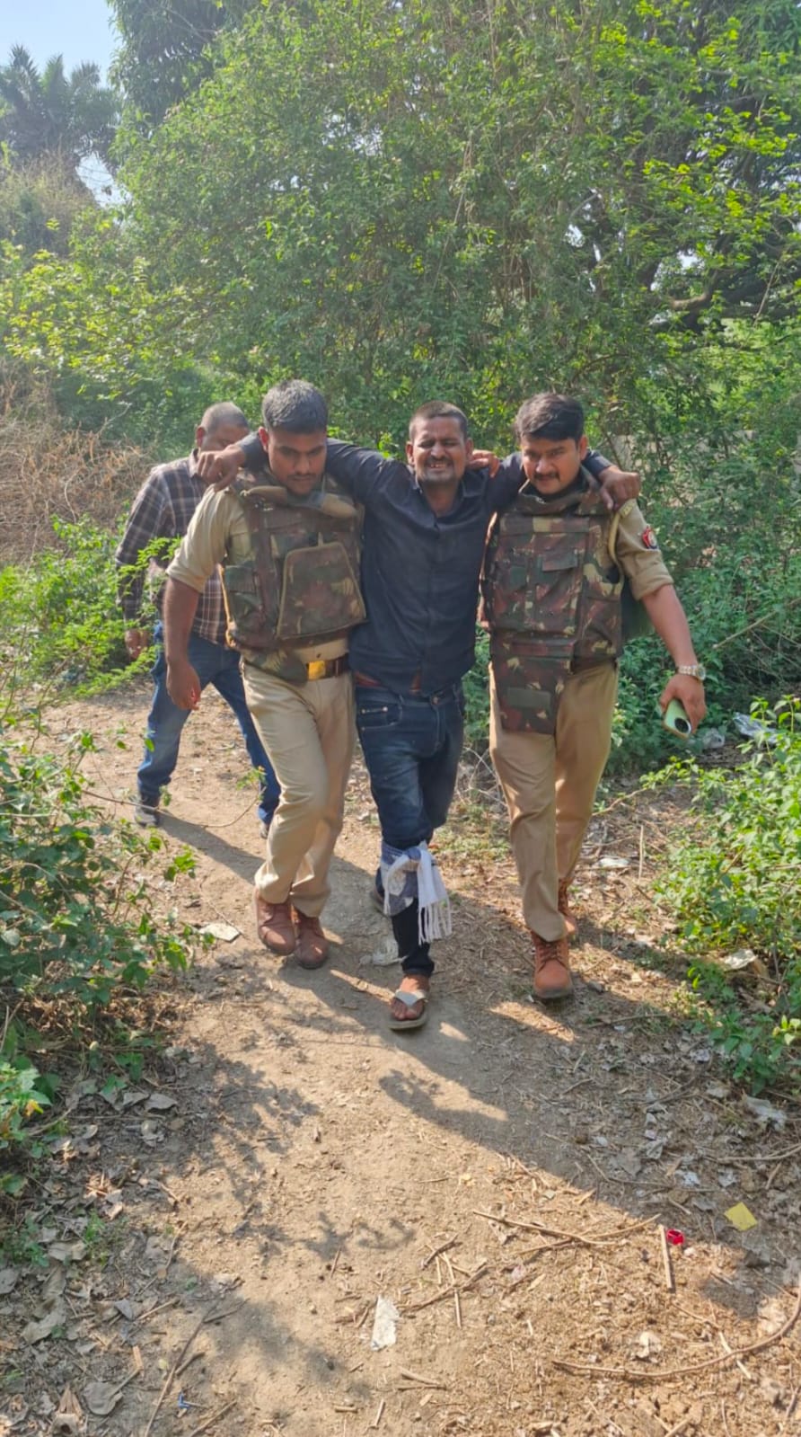 रामनगर : पुलिस-पशु तस्करों के बीच मुठभेड़, एक आरोपी के पैर में गोली लगी