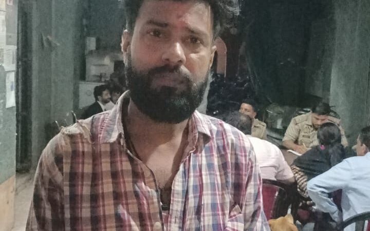 बेनियाबाग में बकाया मांगने पर व्यापारी की पिटाई कर 25 हजार रुपये लूटे, दो गिरफ्तार