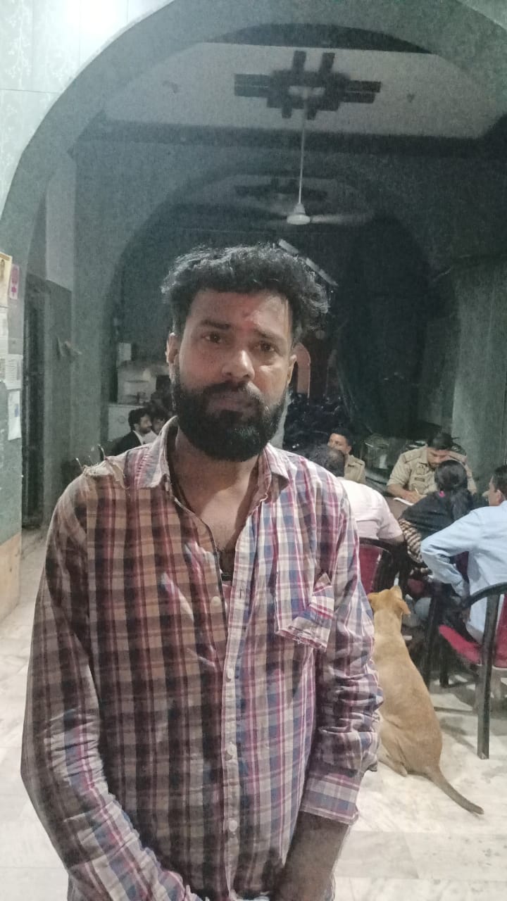 बेनियाबाग में बकाया मांगने पर व्यापारी की पिटाई कर 25 हजार रुपये लूटे, दो गिरफ्तार