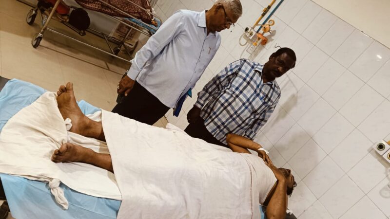 विद्युत स्पर्शाघात से घायल संविदा कर्मी बृजमोहन मिश्रा का ट्रामा सेंटर में इलाज, विभाग पर लापरवाही और दबाव का आरोप