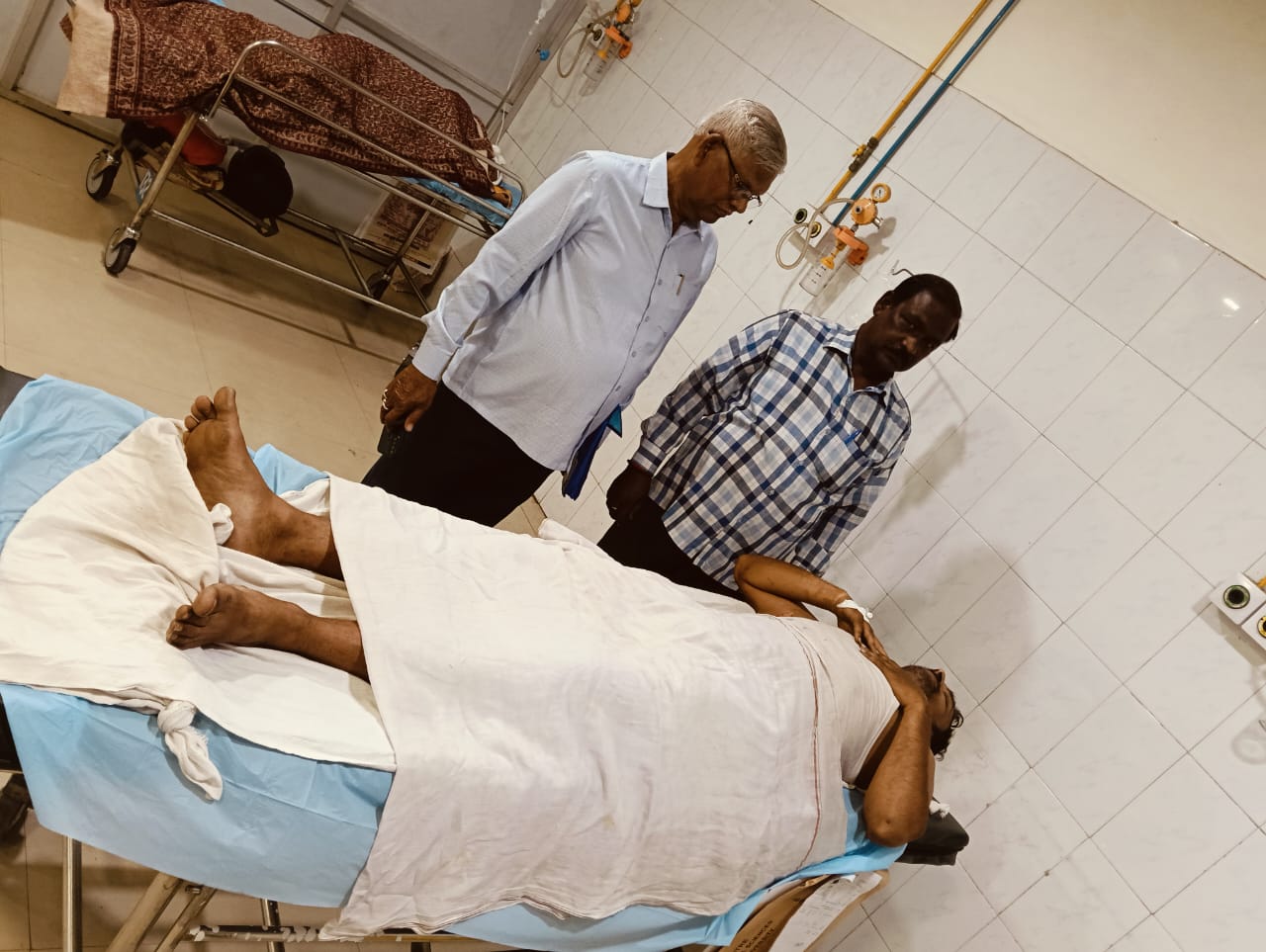 विद्युत स्पर्शाघात से घायल संविदा कर्मी बृजमोहन मिश्रा का ट्रामा सेंटर में इलाज, विभाग पर लापरवाही और दबाव का आरोप