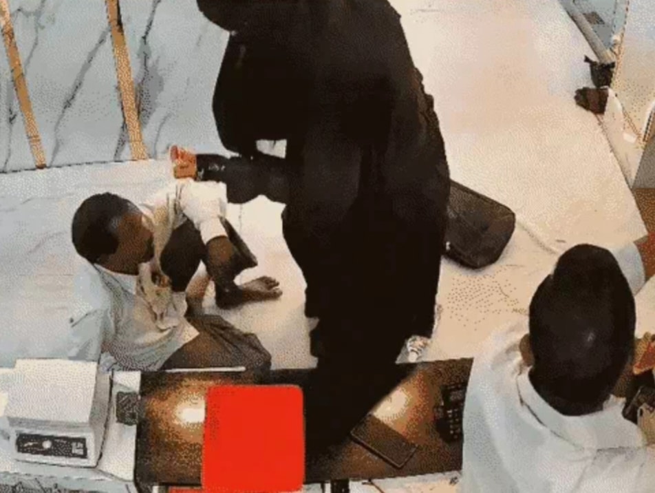 अयोध्या: बुर्का पहनकर ज्वेलरी लूट, गर्भवती महिला गिरफ्तार